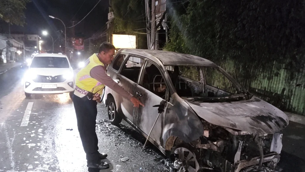 Car Catches Fire on Petitenget Road in North Kuta, No Injuries Reported ...